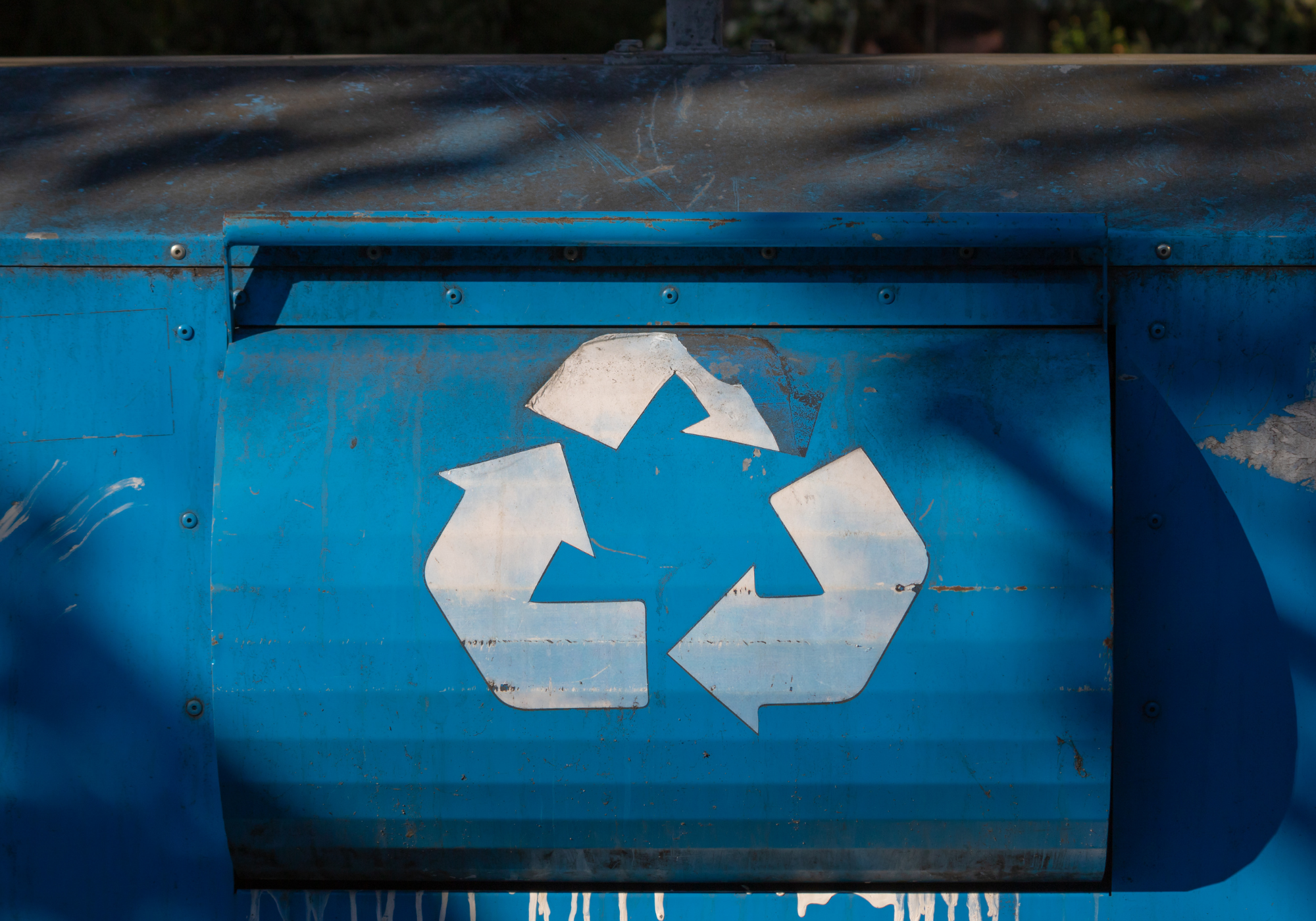 Picture of a recycling bin.